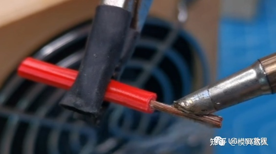 如何使用电烙铁 7c1afcd4dae94be84b81412754077d4664b77c49.jpg