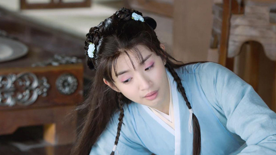 《锦衣之下》谭松韵「牛角包婢女造型」超q!