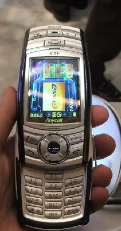 三星也当然不会放弃这块领域,发布了自己的游戏手机sph-g1000.