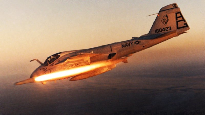正在发射agm-65"小牛"空地导弹的a-6e