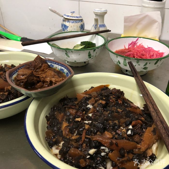 烂肉面是大茶馆特殊的食品,价钱便宜,做起来方便.