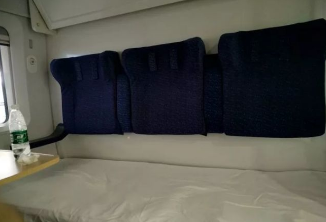南京开往兰州西的d310次有几节是卧铺车厢改成了座位,可能是卧铺的