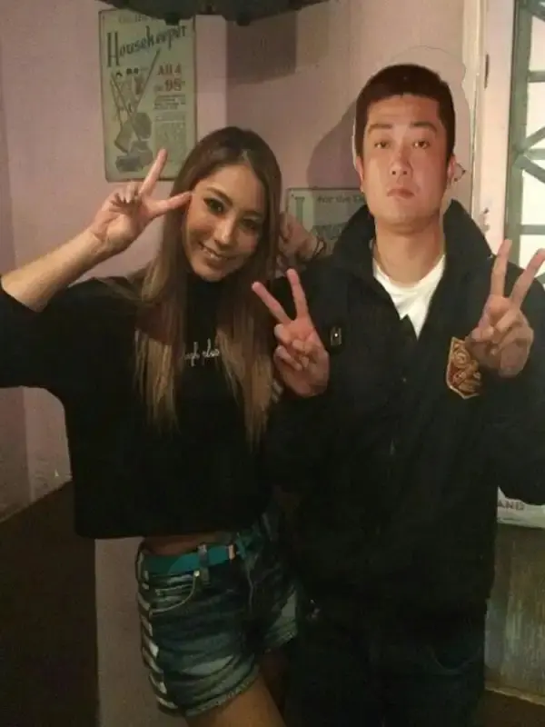世界接吻日！我与迪斯尼小恶魔贝拉索恩，日法混血御姐上原花恋和川上奈奈美的合影！