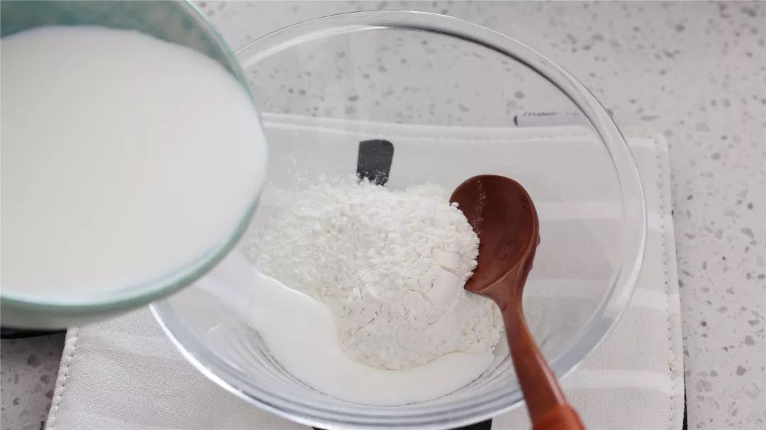 倒一丢丢牛奶,把面粉调成糊状