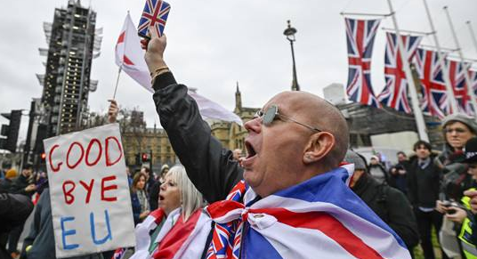英国刚刚脱欧没多久才刚开始狂欢,人群中就被确诊2名,疑似600名