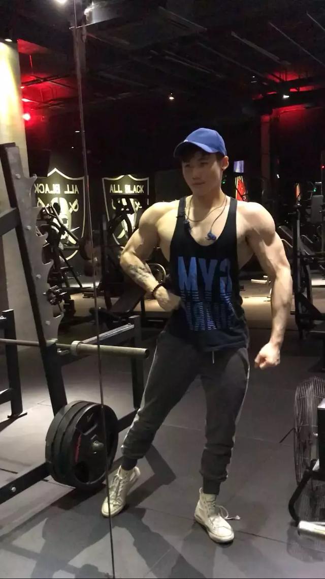 高中开始健身,25岁穿着自己设计的健身服饰练出一身肌肉铠甲!