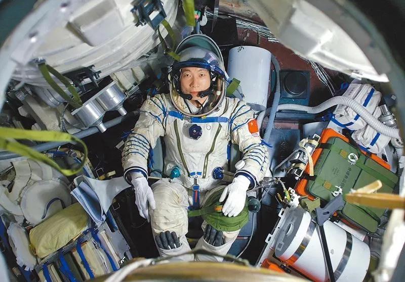 经过千辛万苦的训练,杨利伟成为了第一个进入太空的中国人