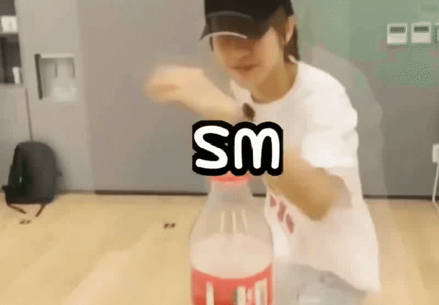 gif1伯贤solo舞台预告会有featuring,一个人充分可以完成的舞台
