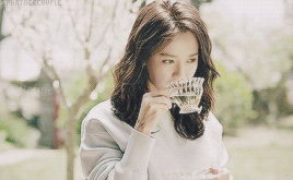 宋智孝《vogue korea》3月刊画报(三):前两张为珍珠发公主式紫袖裙