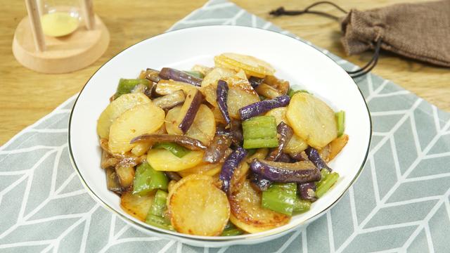 哪些食材是东北菜的特色 7ef1939652af938fd2835a9fbb051791cf115661.jpg