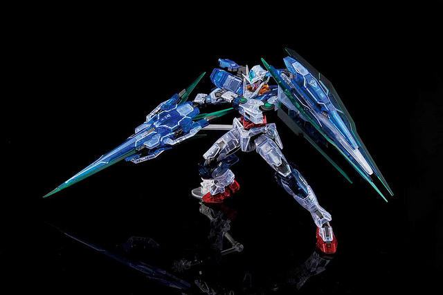 万代《机动战士高达00》rg量子型00高达全刃式[clear