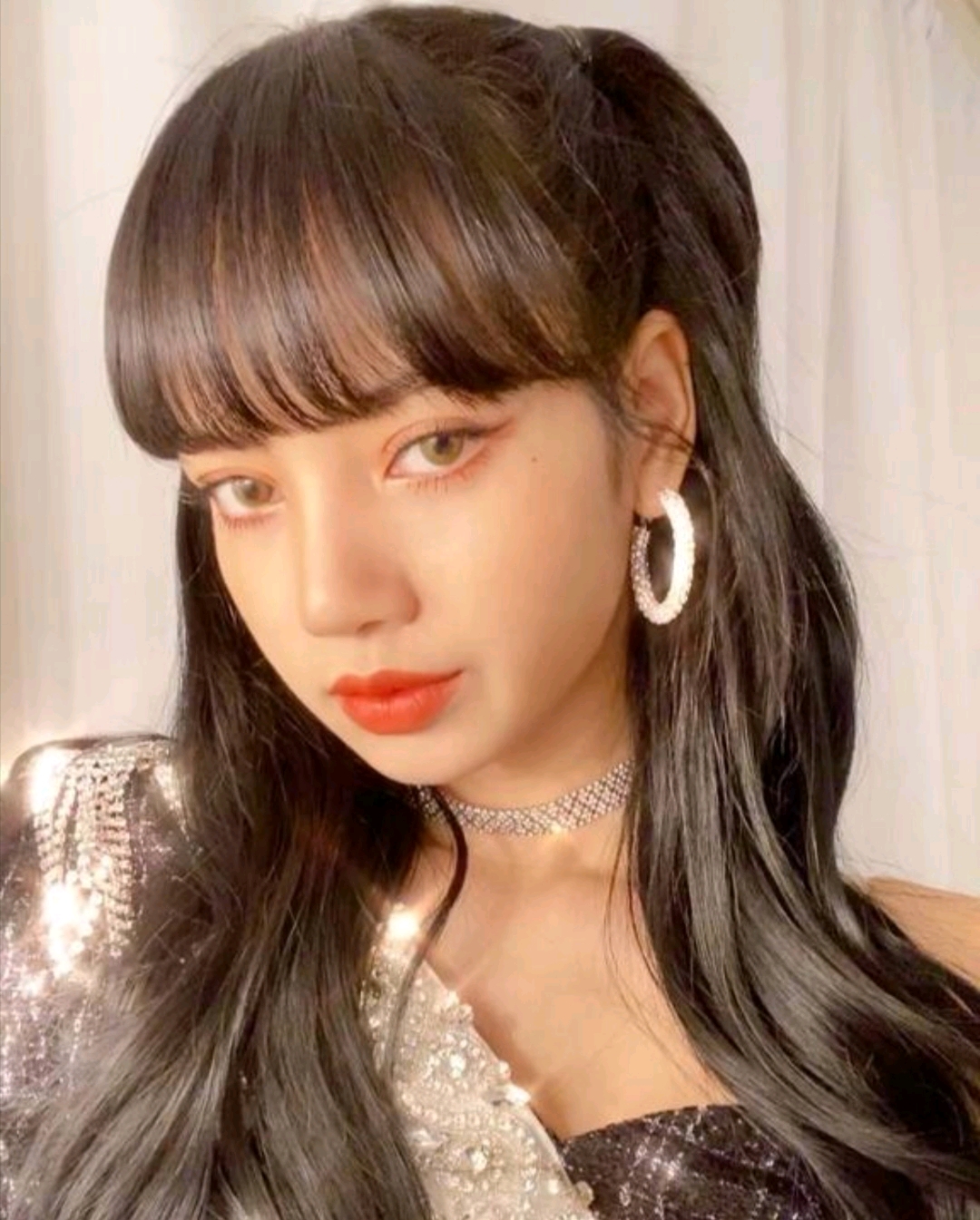 lisa,bling bling的演出服配上闪闪发光的耳环非常耀眼,双马尾的发型