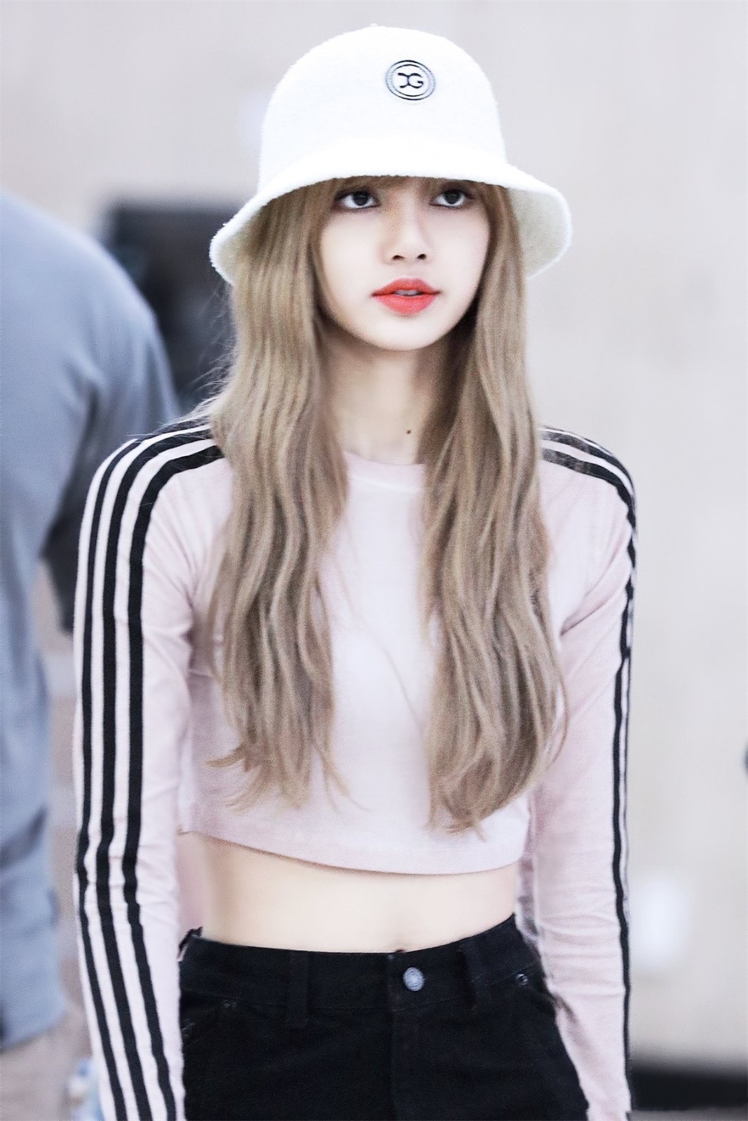 blackpink lisa深夜晒照,庆祝组合出道5周年,更发布金发美照!