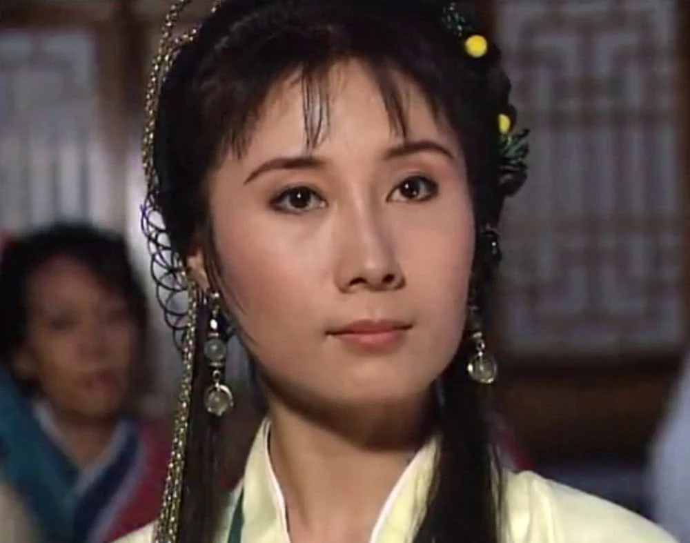 1981年,出演《少林俗家弟子》,担任女主角彩霞;1982年在《少林寺》中