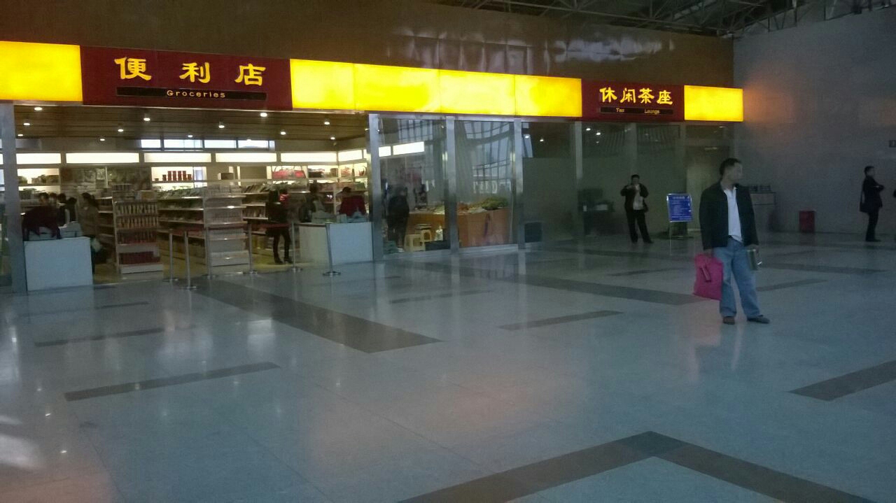 便利店和一些地方的火车站内便利店都差不多吧