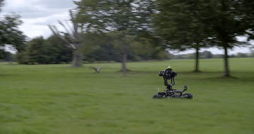 被游隼捕猎的移动视角怎么拍?遥控全地形车云台拍摄系统了解一下