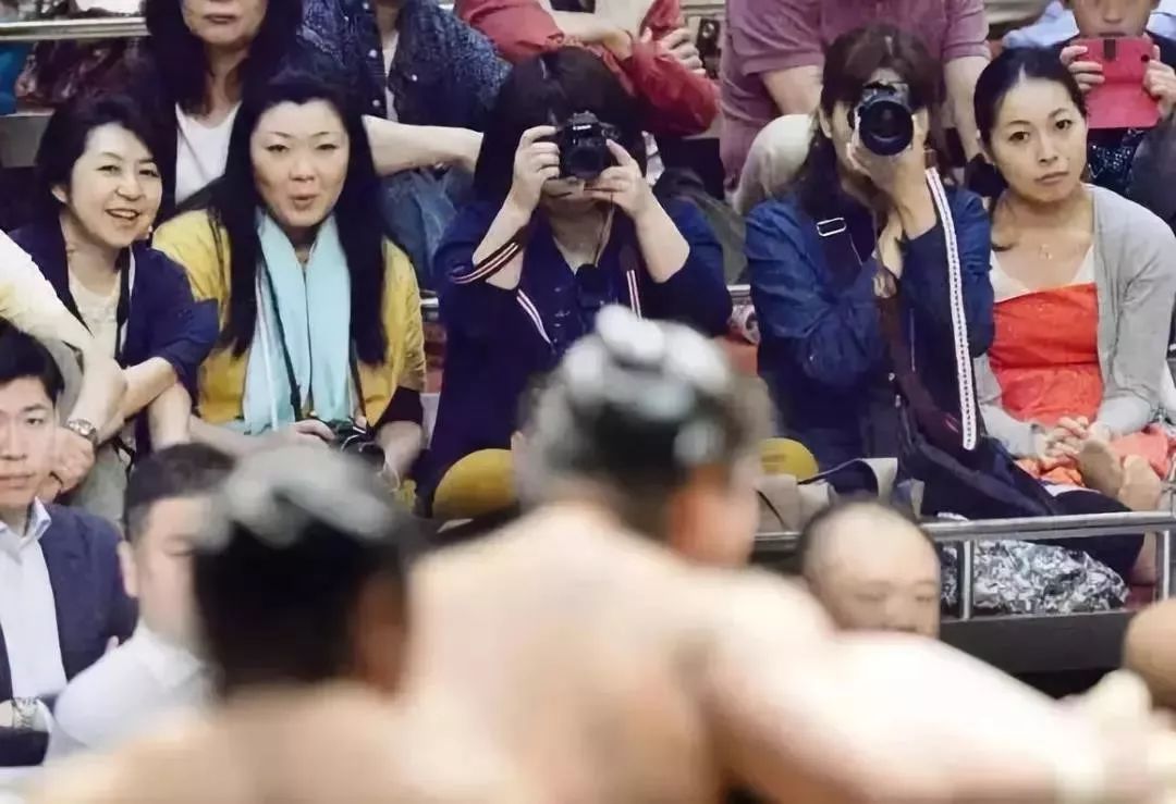 他的妻子纱代