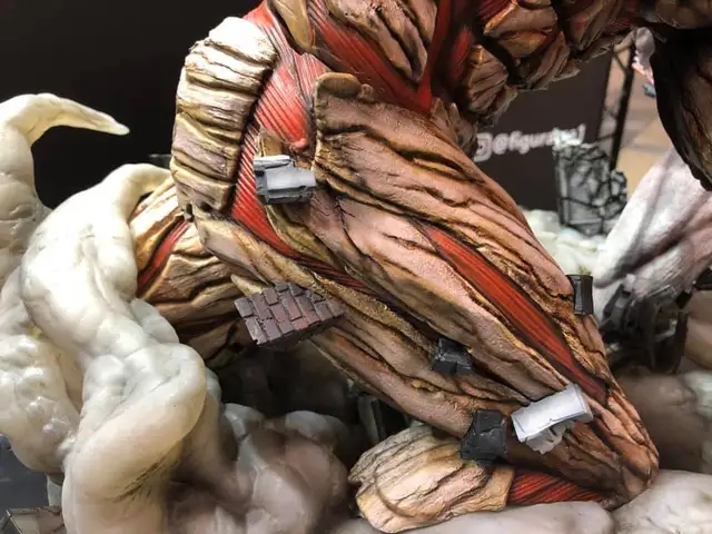 Figurama《进击的巨人》艾伦VS铠之巨人 雕像开订