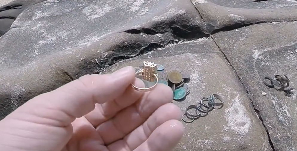 无人小岛水底探险，竟找到了一些金戒指，究竟会是谁丢在这里的？