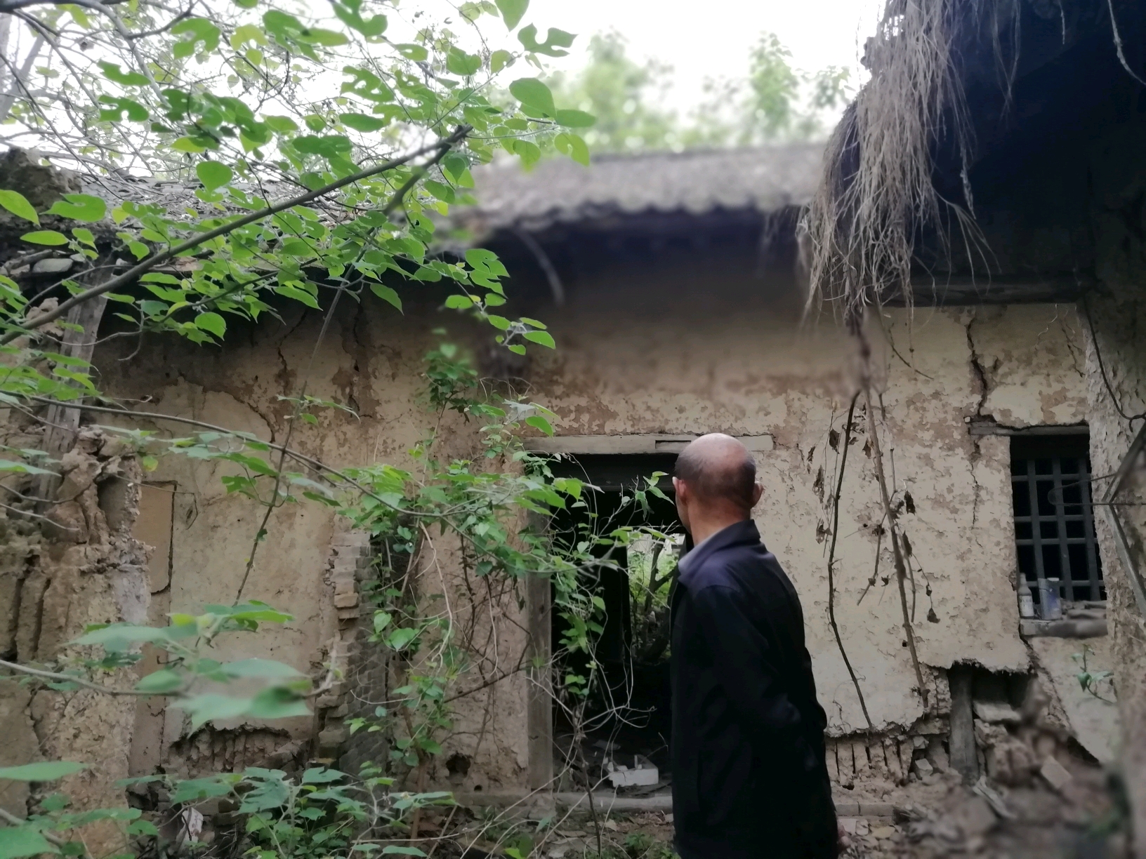 曾经的家因为搬迁后无人住破败不堪