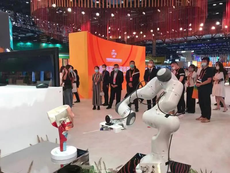 智能核酸采样机器人来啦"鹏程青耕"受邀参加2021年服贸会!