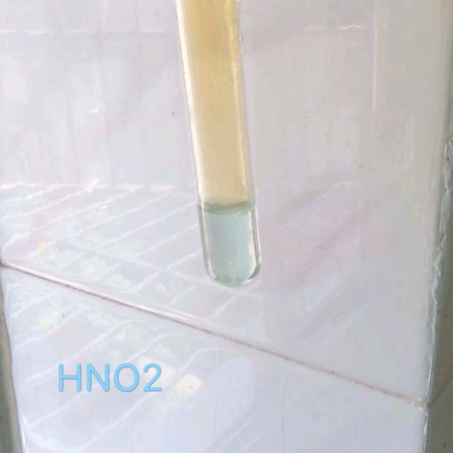 亚硝酸溶液往往呈现不同程度的蓝色