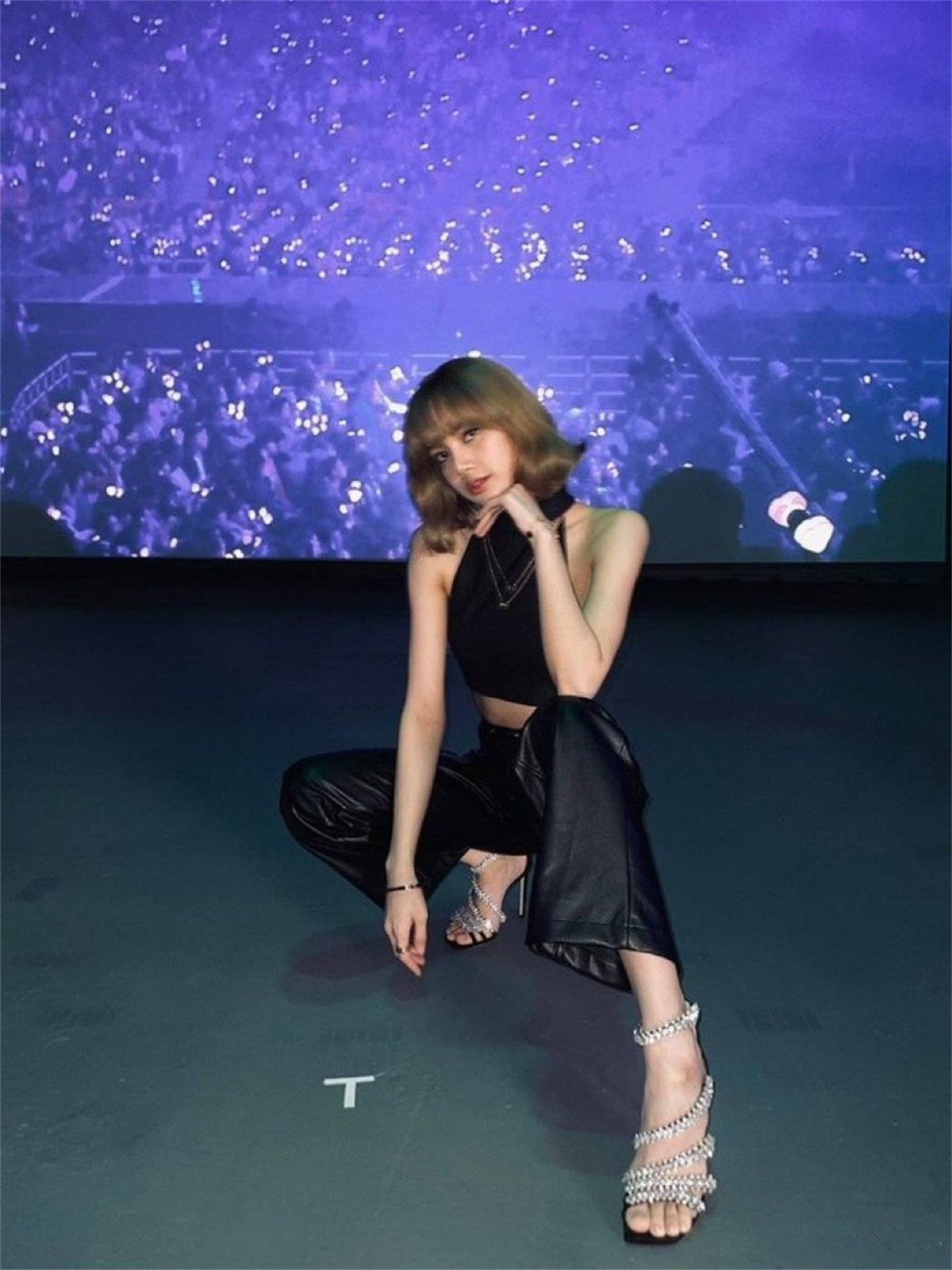 blackpink lisa深夜晒照,庆祝组合出道5周年,更发布金发美照!
