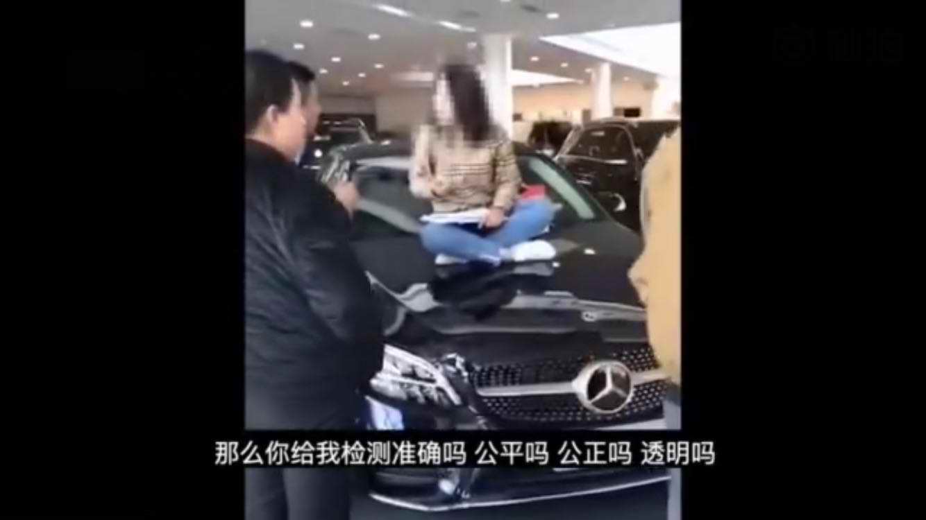 兰州女子坐引擎盖上维权!是什么把消费者逼到如此地步?