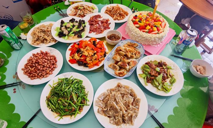 买了一个小蛋糕,简单准备了10道家常菜,主食也是煎饺.