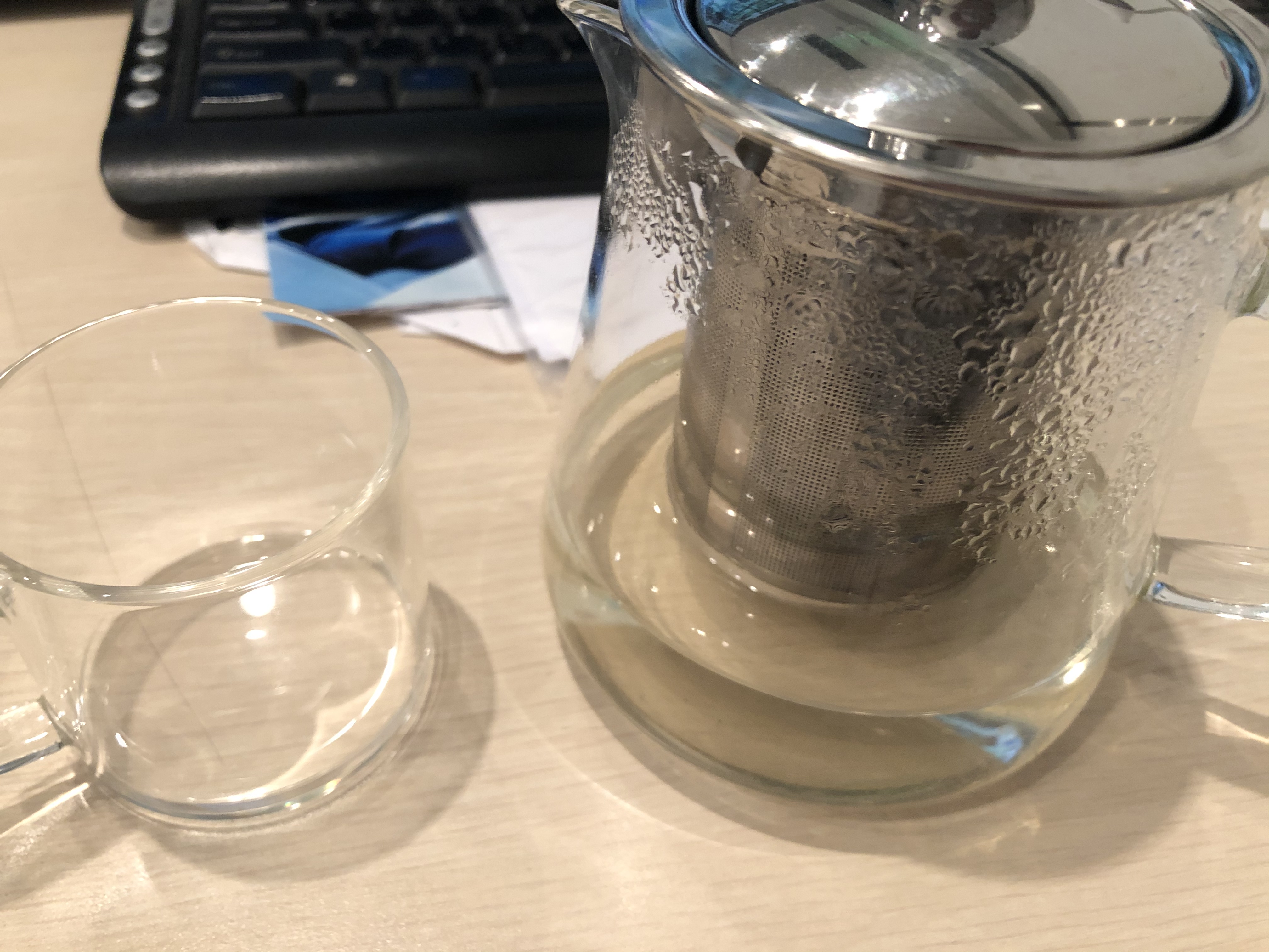之前的杯子摔碎了,拿出了另一个的杯子
