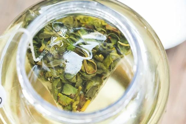 夏天的冷泡茶,开在杯中的花