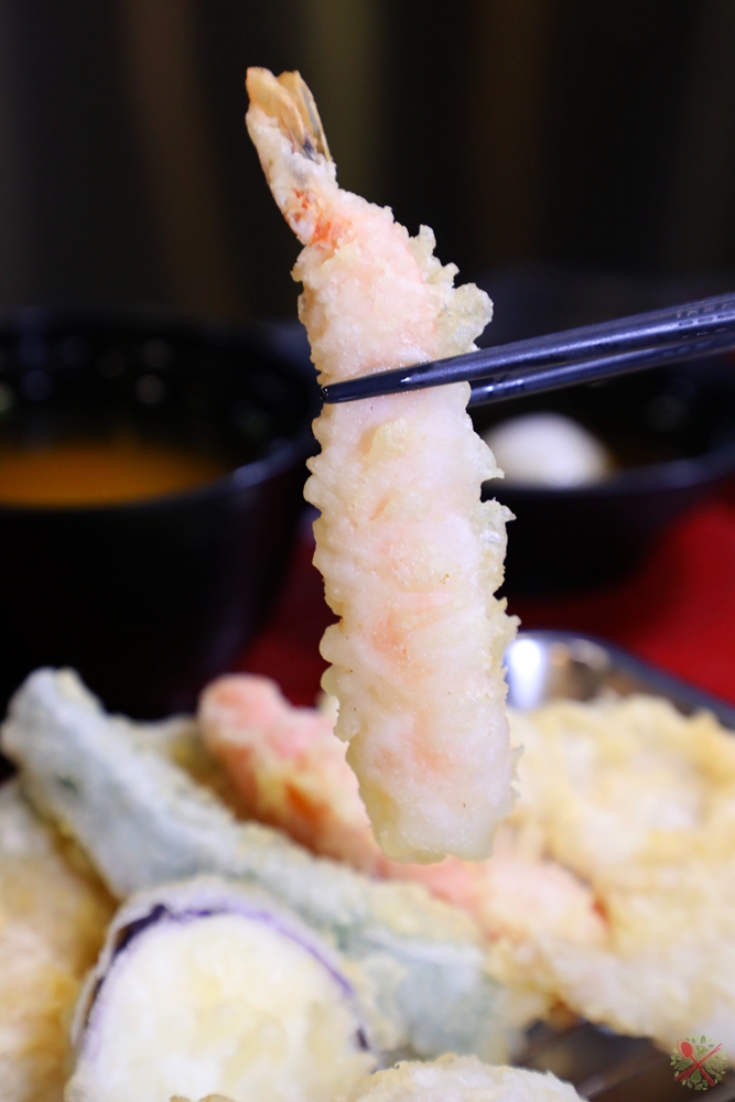 这家店专做日式天妇罗,用大虾扇贝做食材,连冰激凌也能做天妇罗