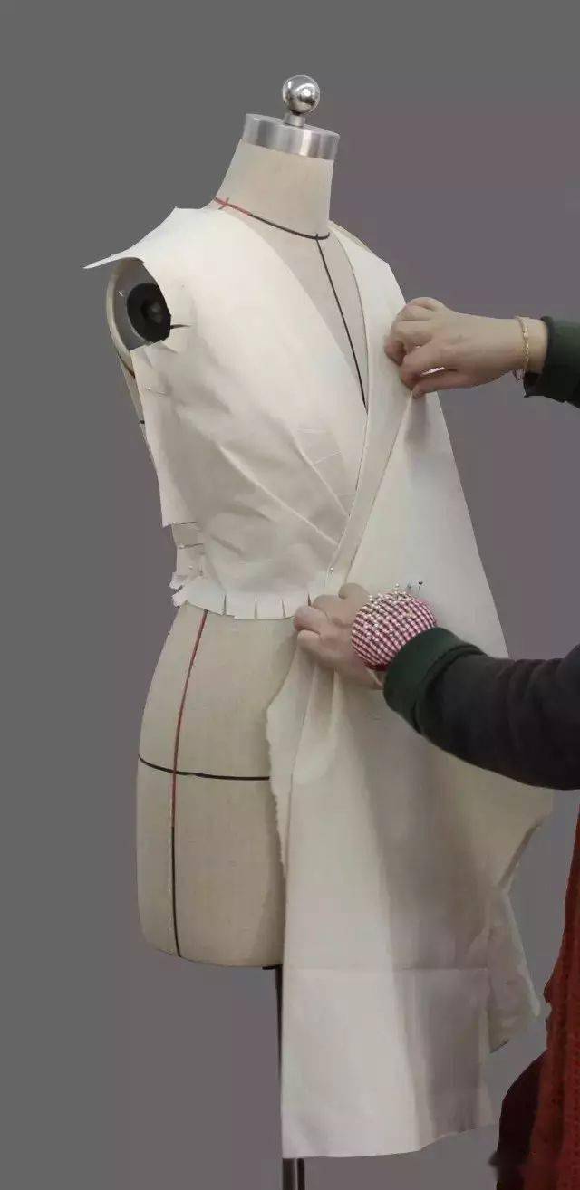 两种褶裥交叉扭结结构连衣裙立体裁剪步骤教程