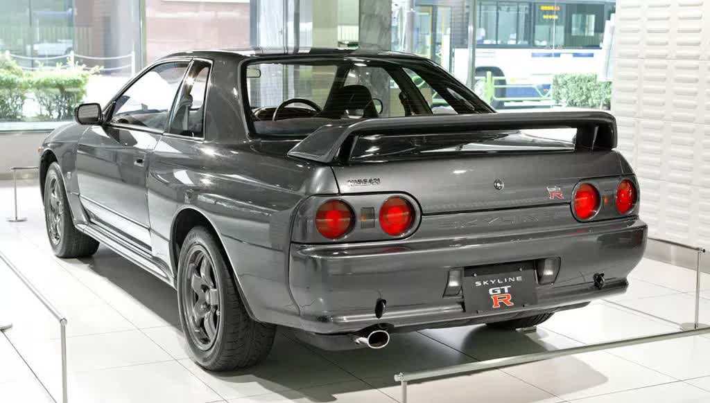 中让拓海ae86爆缸的就是须藤京一的这辆第三代三菱evo,它在一,二代