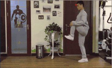 练习目的:提高腰部髋部屈曲功能,同时提高动态平衡能力和体态控制