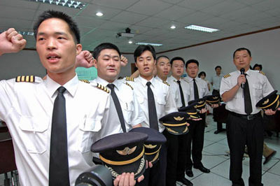 400名飞行员从全球赶来忽视美国高薪聘请入职中国还想拿到绿卡