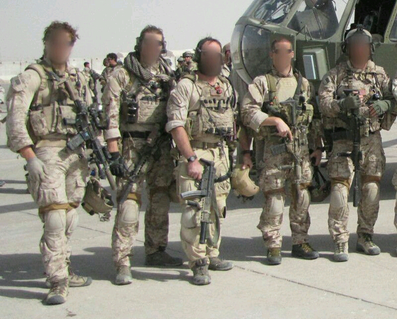 在阿富汗的devgru,这支mp5sd的护木下面箍上半截m4 ras护木,用来安装