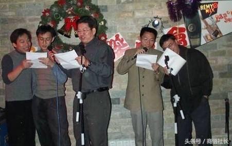 腾讯创始人曾李青开会时断网,当着客户属下的面,钻到桌底去修理