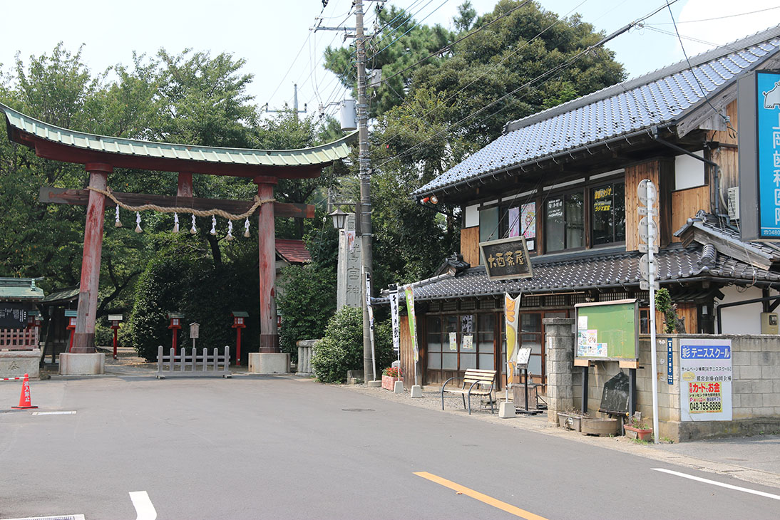 鹫宫神社鸟居和其门前大酉茶屋