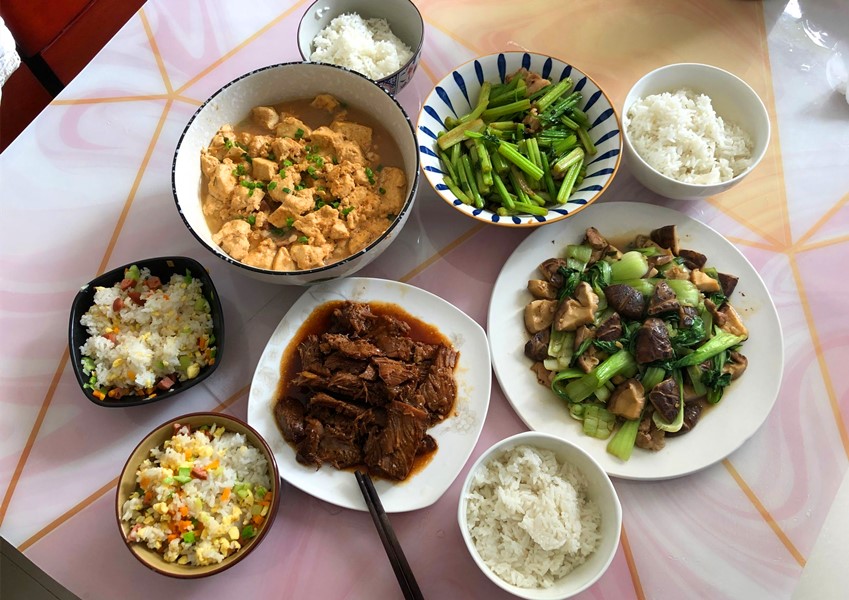 青岛一家五口的晚餐,走红朋友圈,网友:吃不起,家里没矿