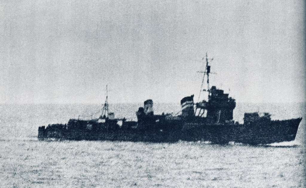 1943年准备参加基斯卡岛撤退的日本驱逐舰初霜号,二号烟囱上被涂成