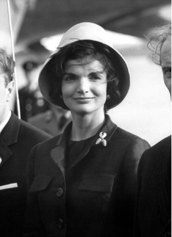 1962年,肯尼迪夫妇在白宫宴上接待法国文化部部长的时候,如众星捧月