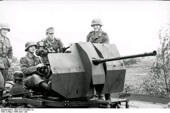 最初的20毫米 flak 28,进一步发展了海军的自动高射炮20毫米 c/30 l