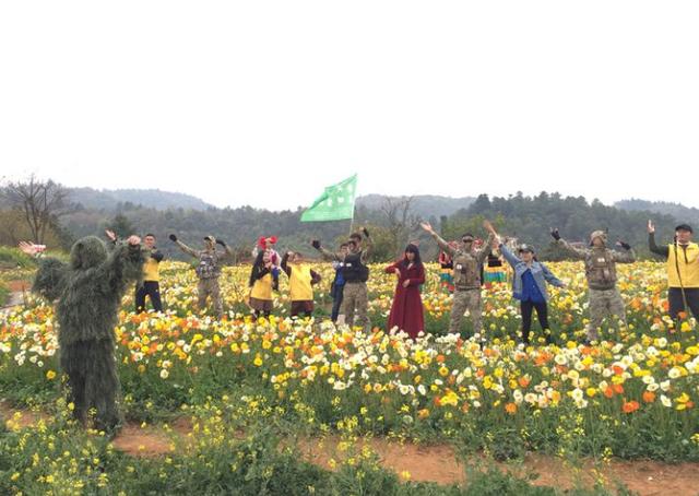 名花谷位于西山区三家村水库旁, 距地铁西部客运站6公里,园区占地1080