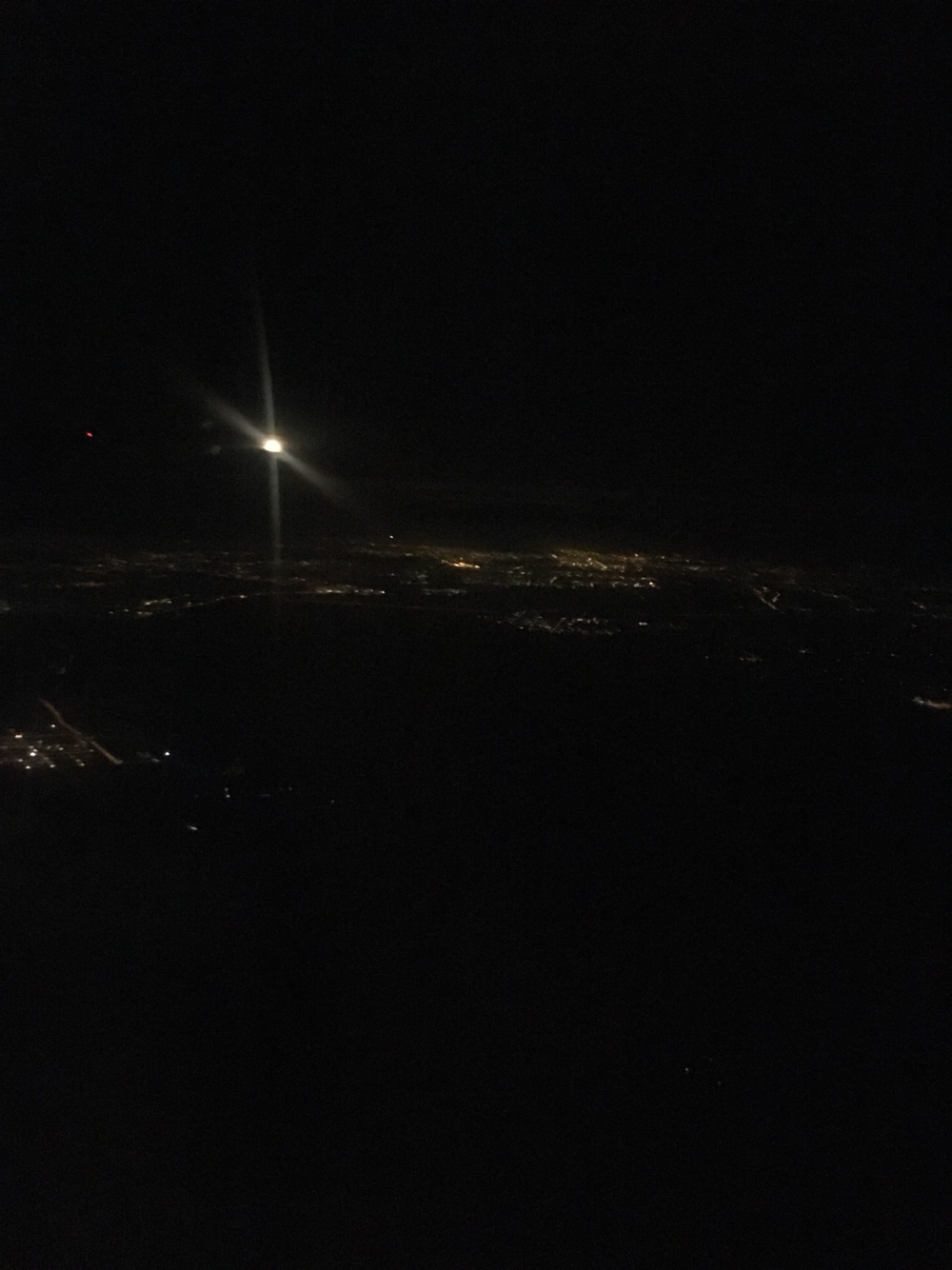 漆黑的夜空中一轮明月
