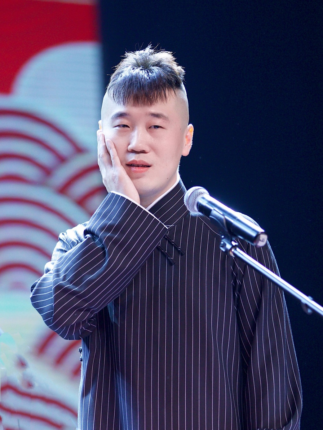 幽默,抖机灵耍宝恰到好处,会活跃气氛.