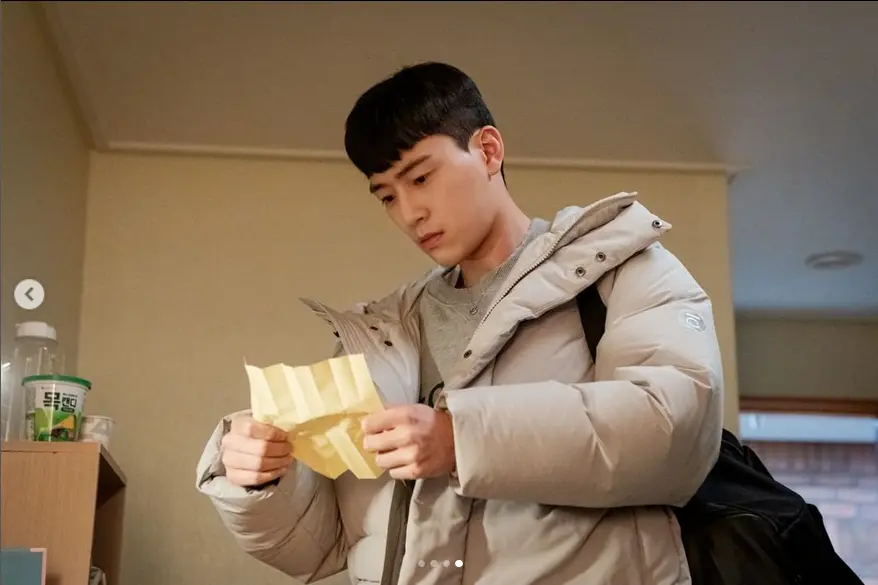 束了，他没有办法阻止志勋了。剧照8-1和7-4（下图）在宇的服装是一样的。官方物料篇我统计了目前全部