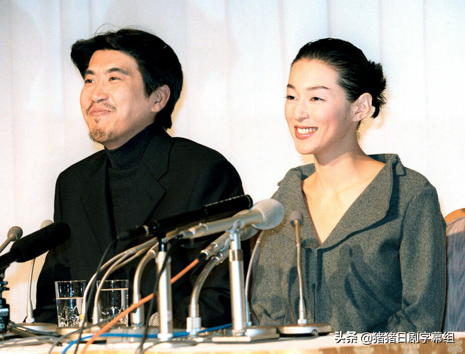 98年11月举行的石桥贵明和铃木保奈美的结婚记者见面会