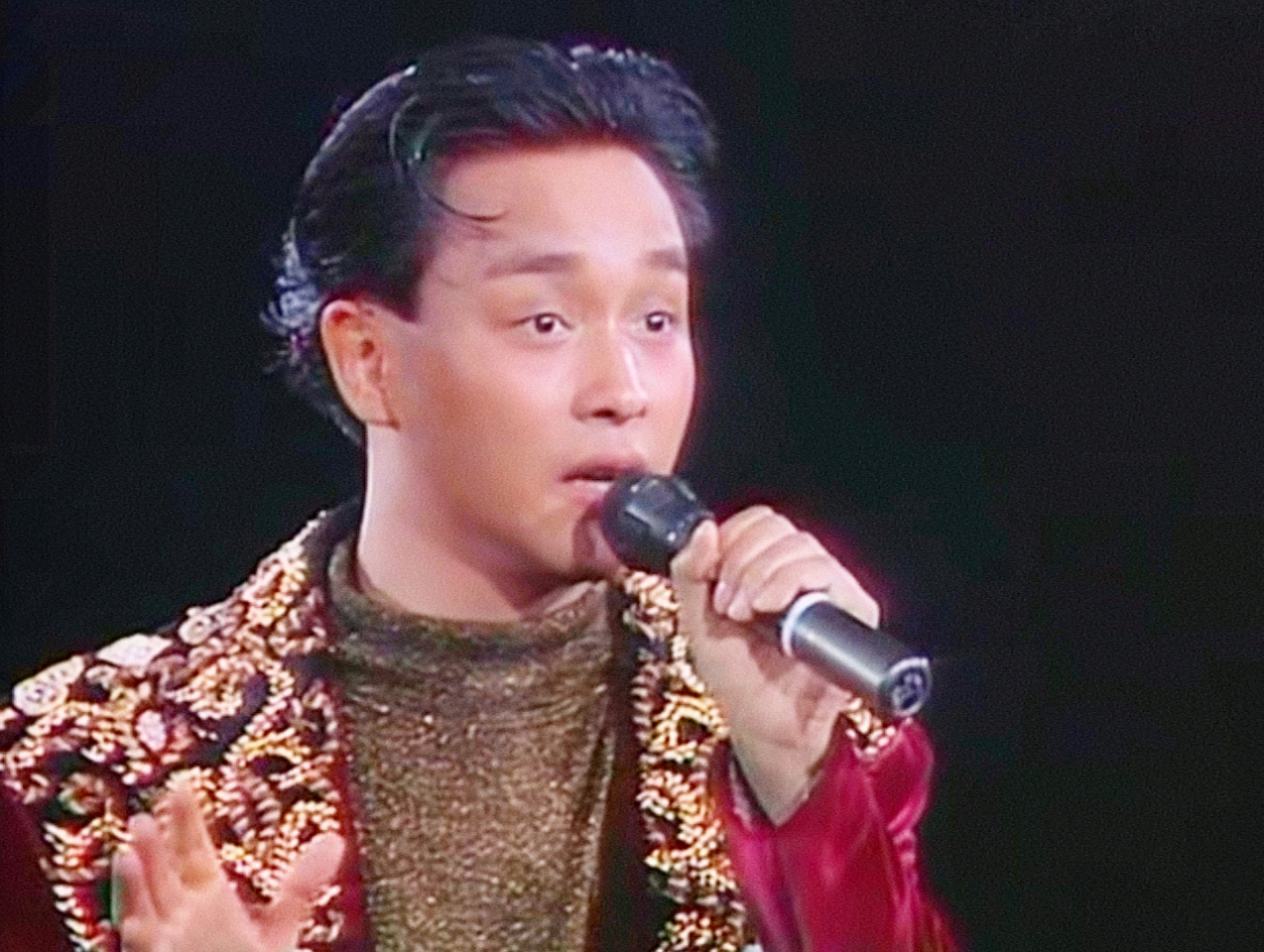 1989年,张国荣也宣布告别歌坛,在同一年举办了多场告别演唱会.