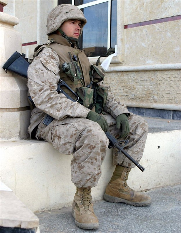 作战服:在伊拉克战场美国陆军和海军陆战队士兵分别穿着自己兵种的